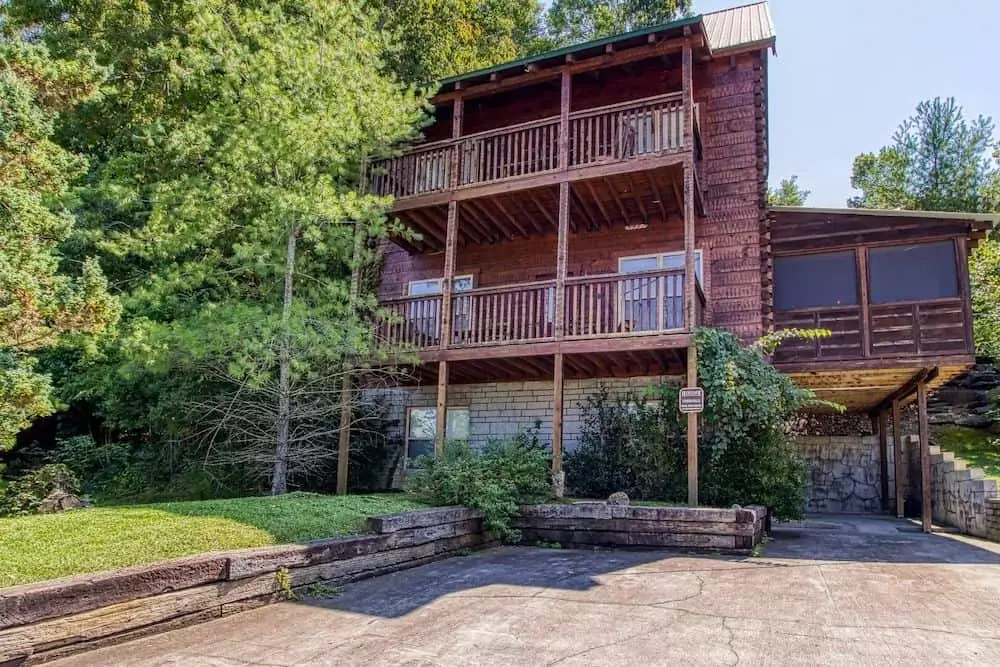 Cinema Falls cabin near Dollywood