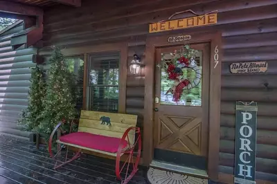 cabin in Tennessee decorated for Christmas