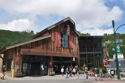 sugarland distilling company in downtown gatlinburg tn