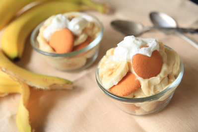 fresh banana pudding in bowls