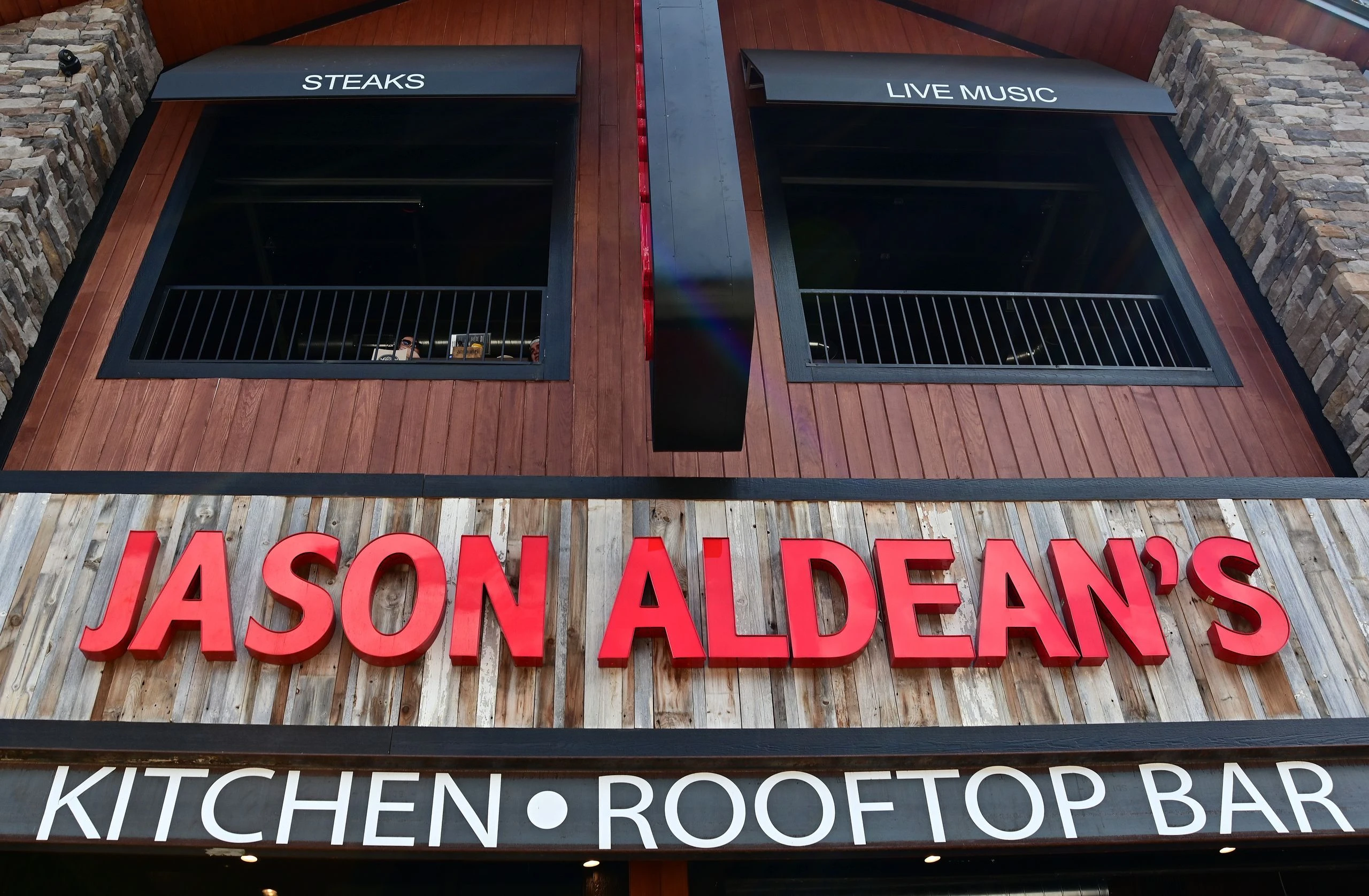 jason aldean's smoky mountain restaurants