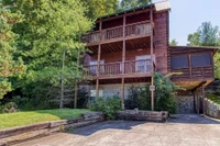 exterior of 5 bedroom Pigeon Forge cabin