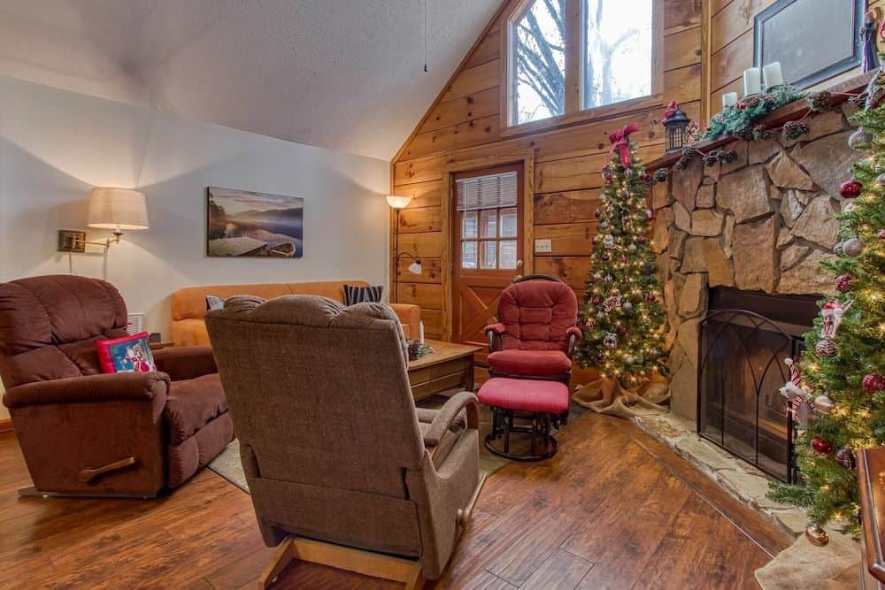 inside of Smoky Mountain cabin with a Christmas Tree